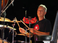 Batterista, con la passione per i brani di Battisti, i riferimenti musicali: Battisti, rock/blues